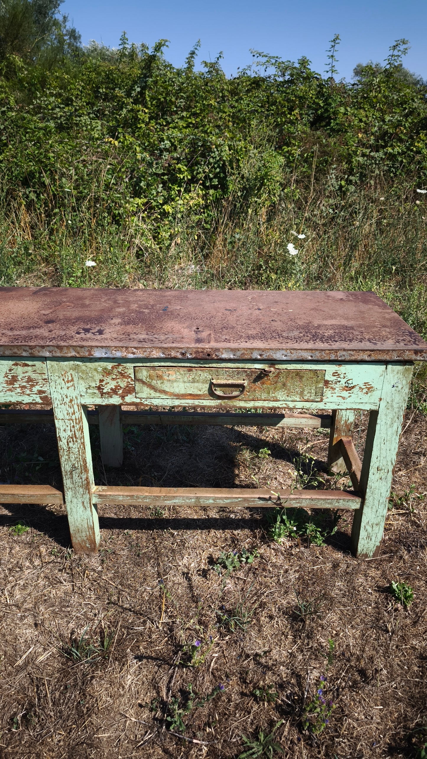 Bancone industriale vintage in legno con piano rivestito in ferro
