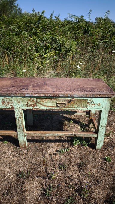 Bancone industriale vintage in legno con piano rivestito in ferro