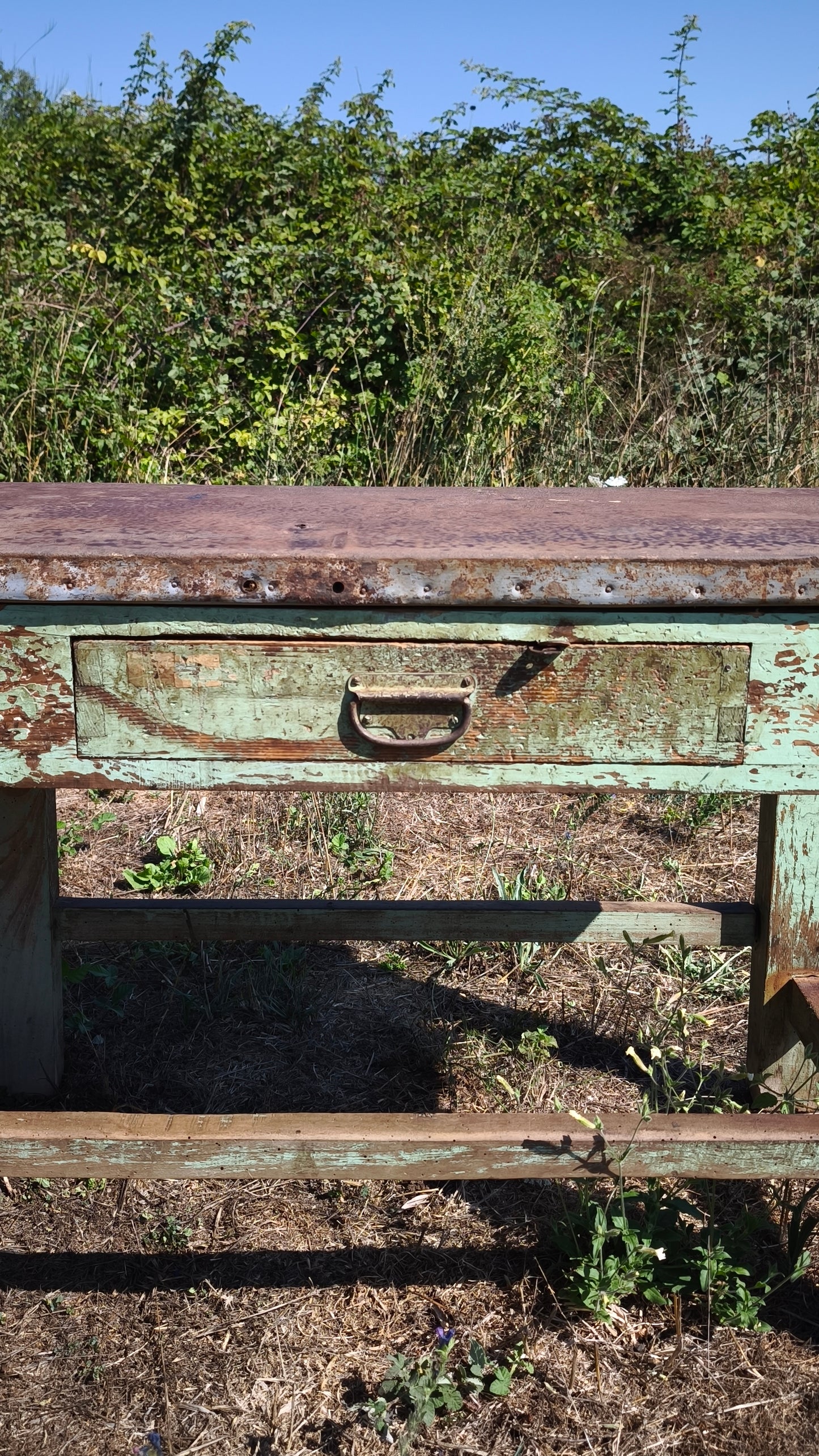 Bancone industriale vintage in legno con piano rivestito in ferro