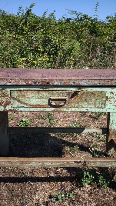 Bancone industriale vintage in legno con piano rivestito in ferro