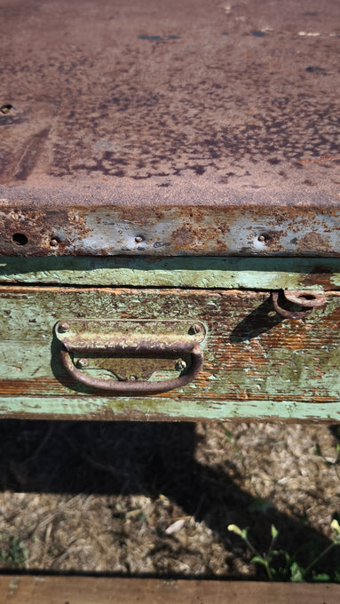 Bancone industriale vintage in legno con piano rivestito in ferro