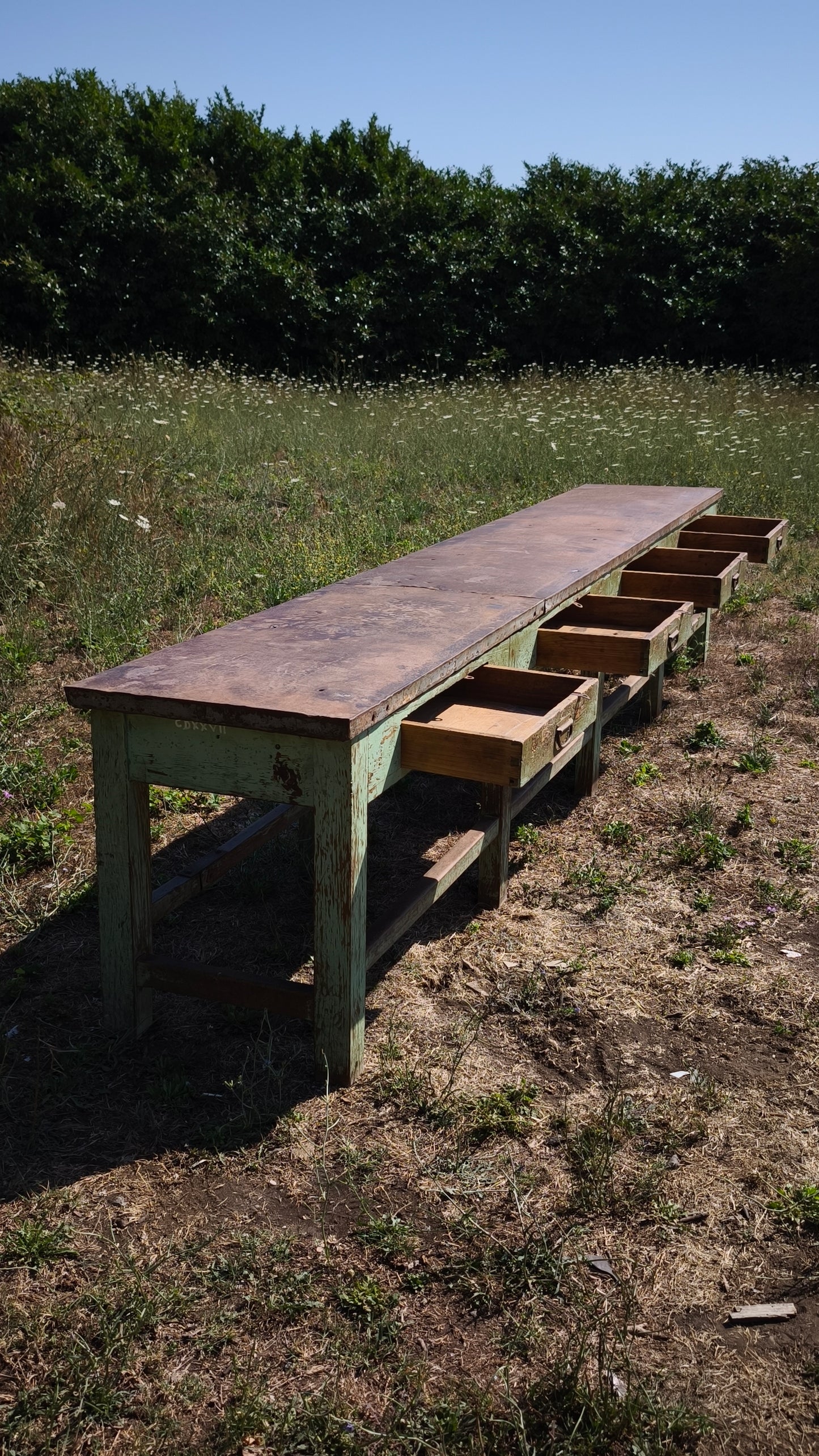 Bancone industriale vintage in legno con piano rivestito in ferro