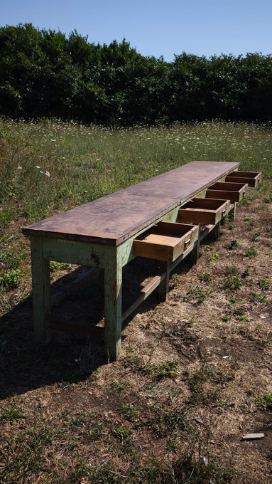 Bancone industriale vintage in legno con piano rivestito in ferro