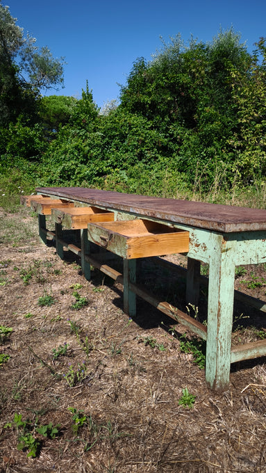 Bancone industriale vintage in legno con piano rivestito in ferro