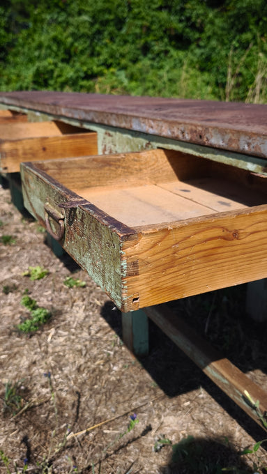 Bancone industriale vintage in legno con piano rivestito in ferro