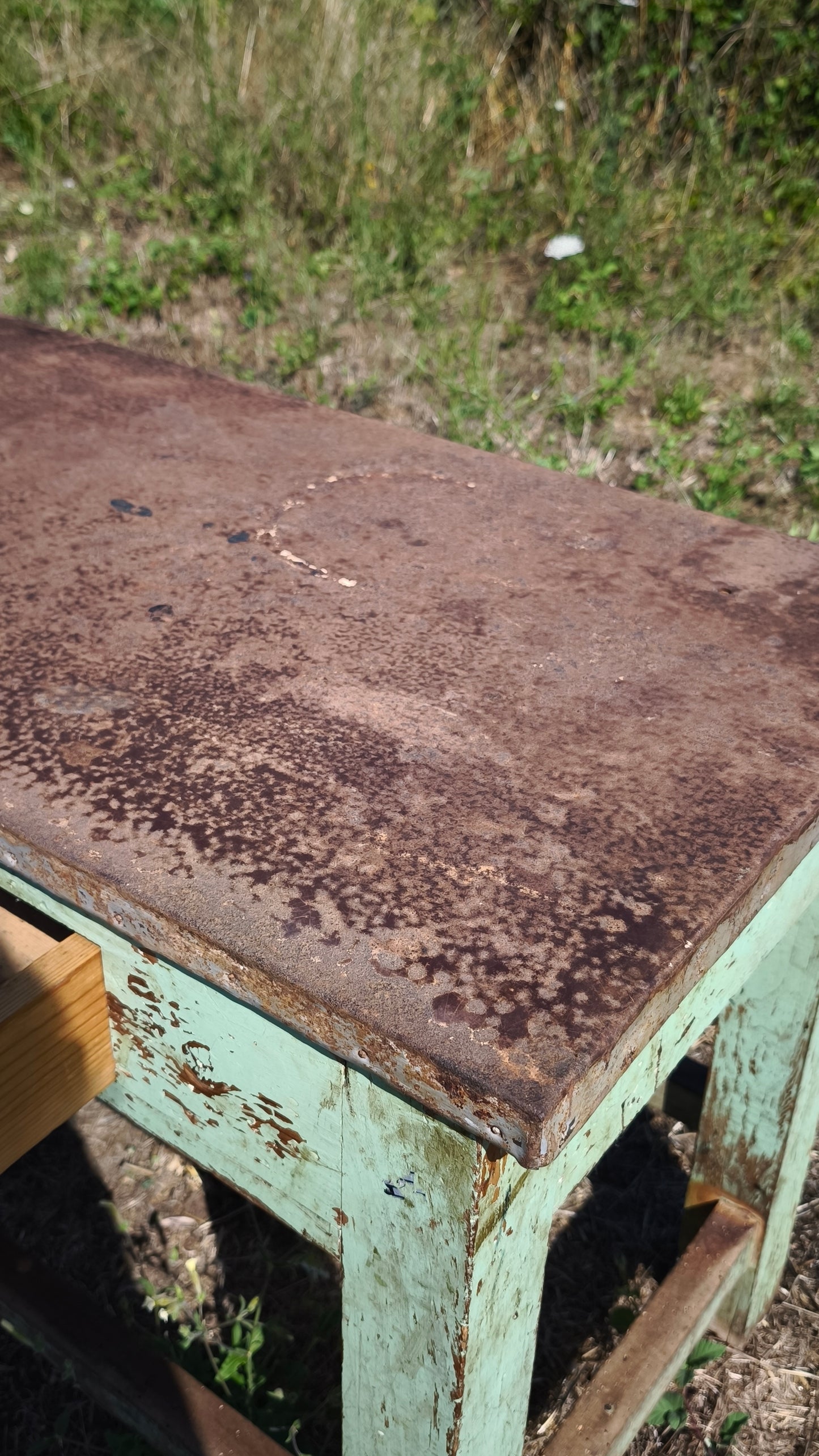 Bancone industriale vintage in legno con piano rivestito in ferro
