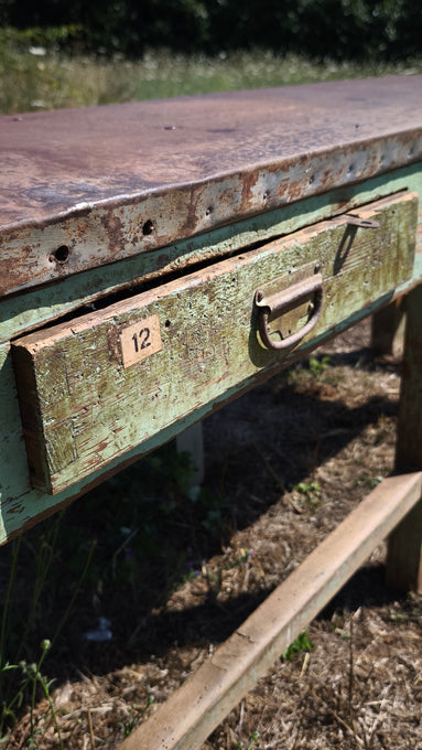 Bancone industriale vintage in legno con piano rivestito in ferro