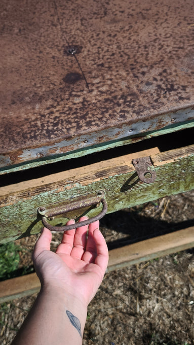 Bancone industriale vintage in legno con piano rivestito in ferro