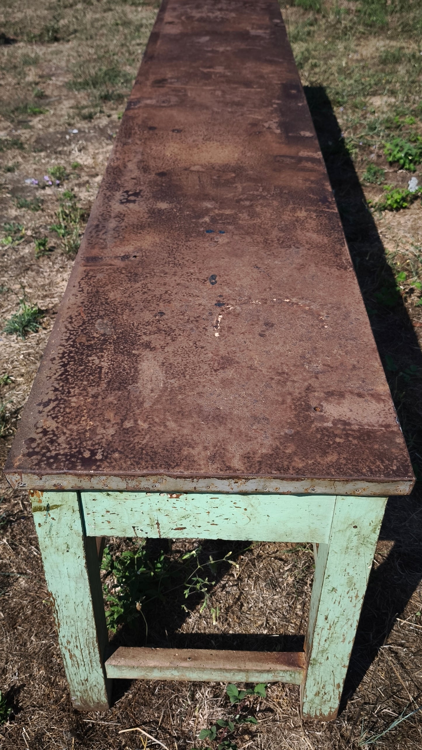 Bancone industriale vintage in legno con piano rivestito in ferro