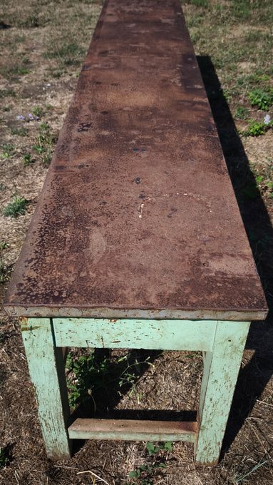 Bancone industriale vintage in legno con piano rivestito in ferro
