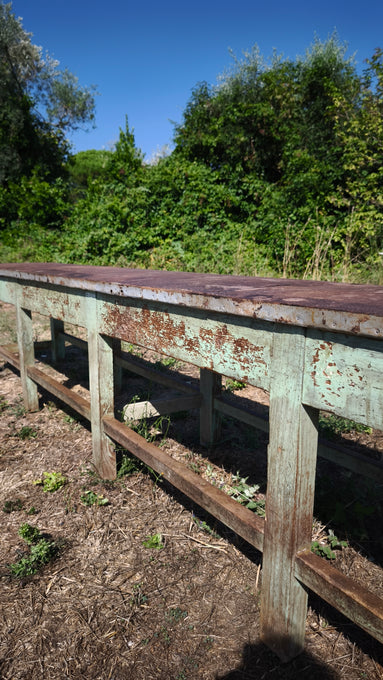 Bancone industriale vintage in legno con piano rivestito in ferro