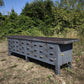 Bancone industriale vintage in legno con piano rivestito in ferro con 12 cassetti
