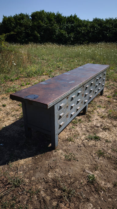 Bancone industriale vintage in legno con piano rivestito in ferro con 12 cassetti