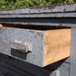 Bancone industriale vintage in legno con piano rivestito in ferro con 12 cassetti