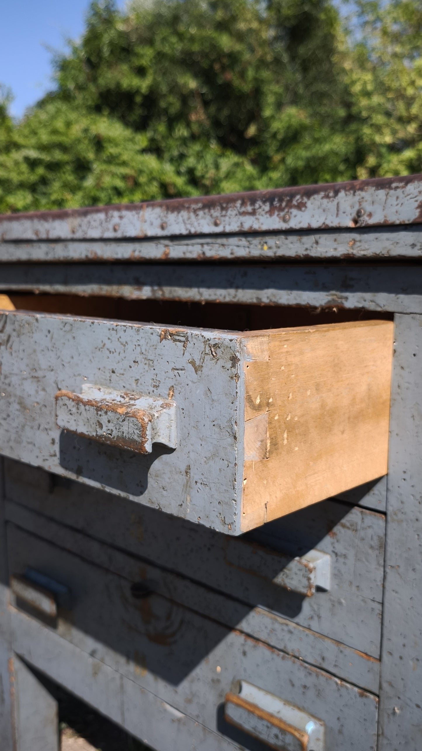 Bancone industriale vintage in legno con piano rivestito in ferro con 12 cassetti