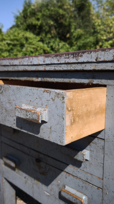 Bancone industriale vintage in legno con piano rivestito in ferro con 12 cassetti