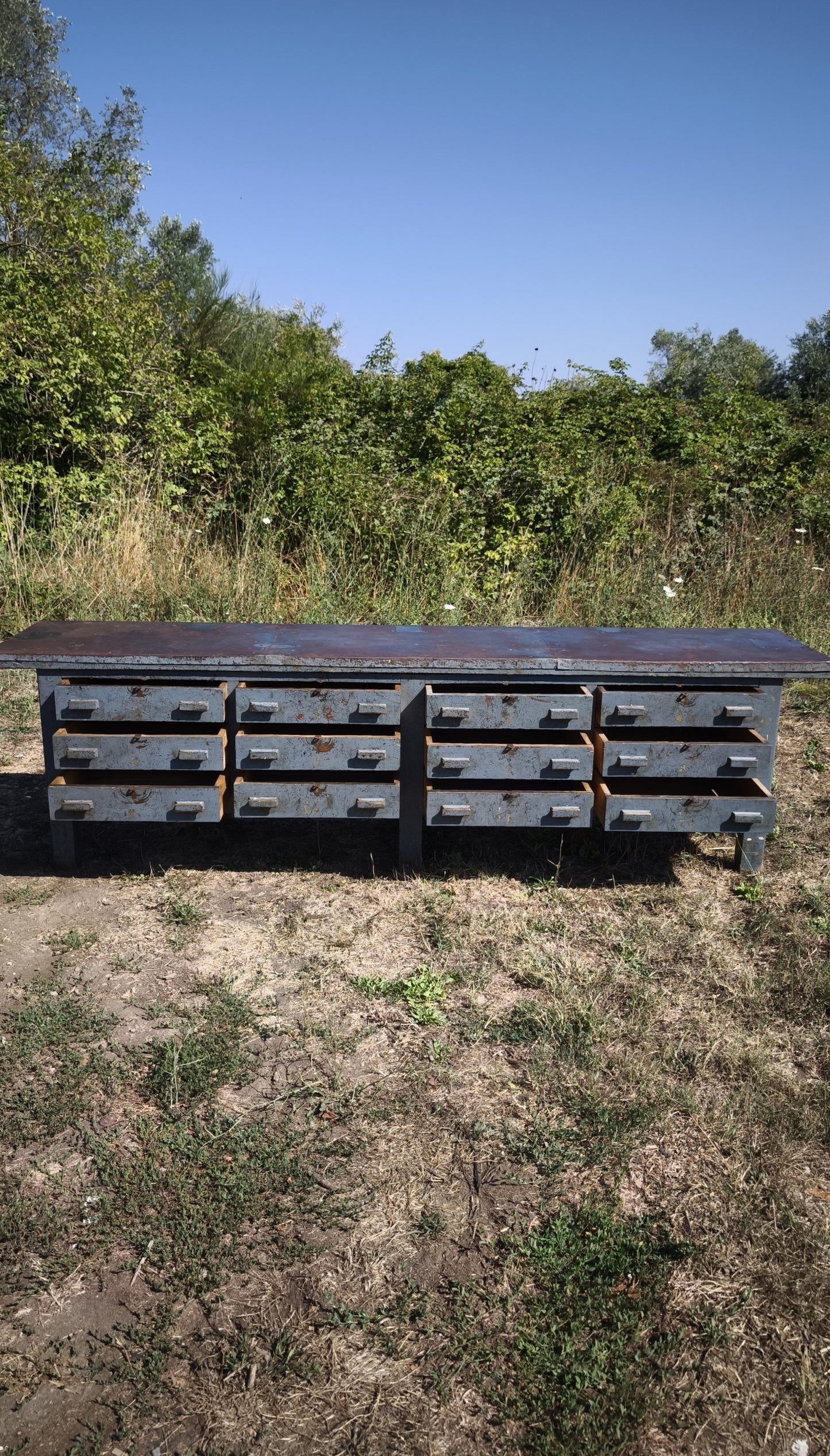 Bancone industriale vintage in legno con piano rivestito in ferro con 12 cassetti