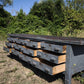 Bancone industriale vintage in legno con piano rivestito in ferro con 12 cassetti