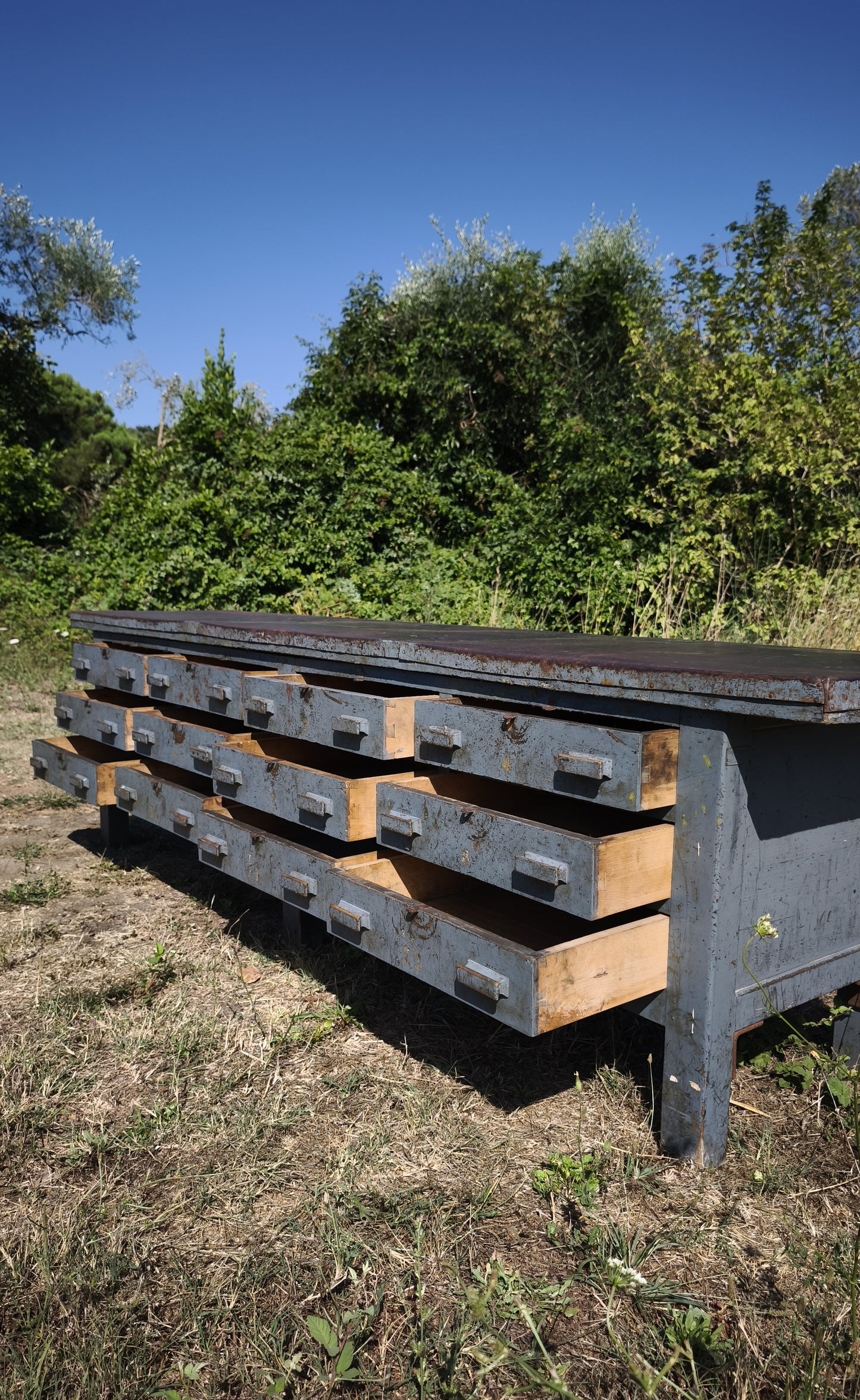 Bancone industriale vintage in legno con piano rivestito in ferro con 12 cassetti