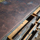 Bancone industriale vintage in legno con piano rivestito in ferro con 12 cassetti