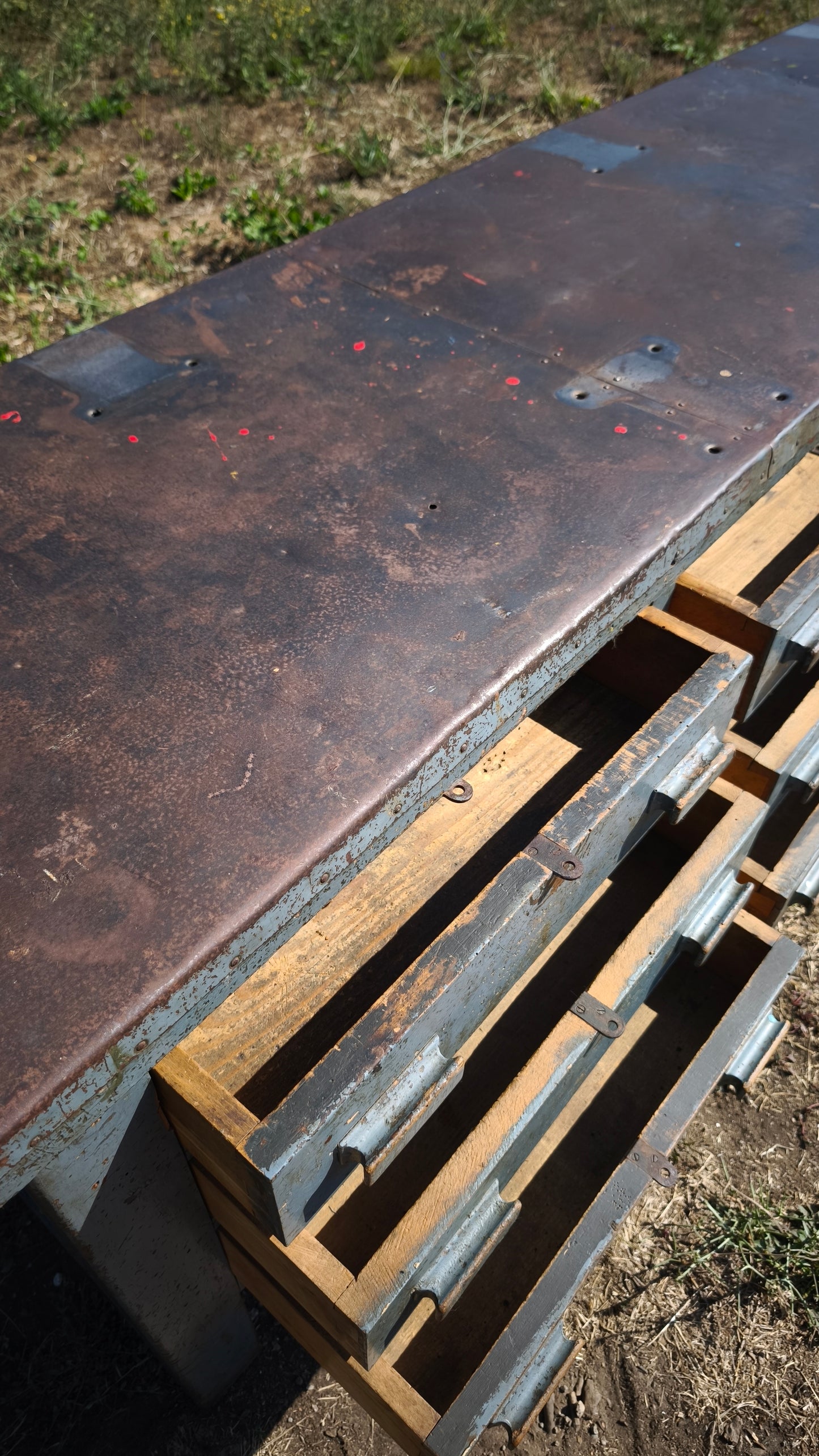 Bancone industriale vintage in legno con piano rivestito in ferro con 12 cassetti