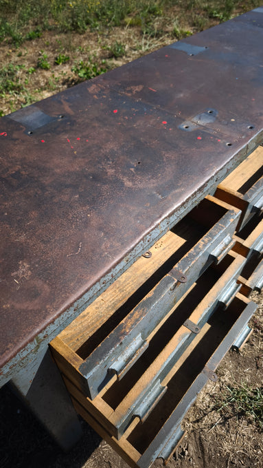 Bancone industriale vintage in legno con piano rivestito in ferro con 12 cassetti