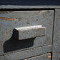 Bancone industriale vintage in legno con piano rivestito in ferro con 12 cassetti