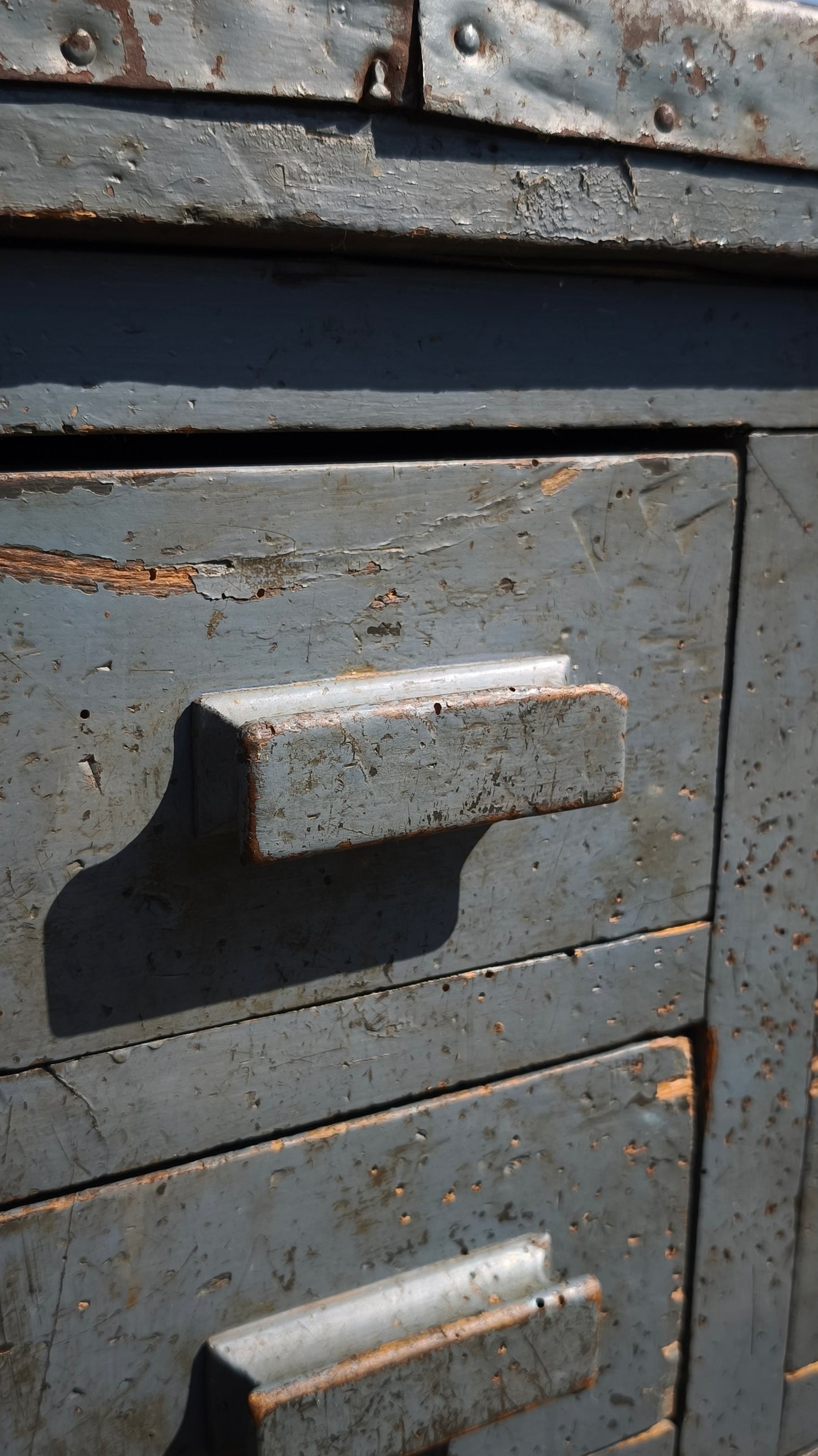 Bancone industriale vintage in legno con piano rivestito in ferro con 12 cassetti