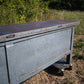 Bancone industriale vintage in legno con piano rivestito in ferro con 12 cassetti