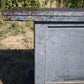 Bancone industriale vintage in legno con piano rivestito in ferro con 12 cassetti