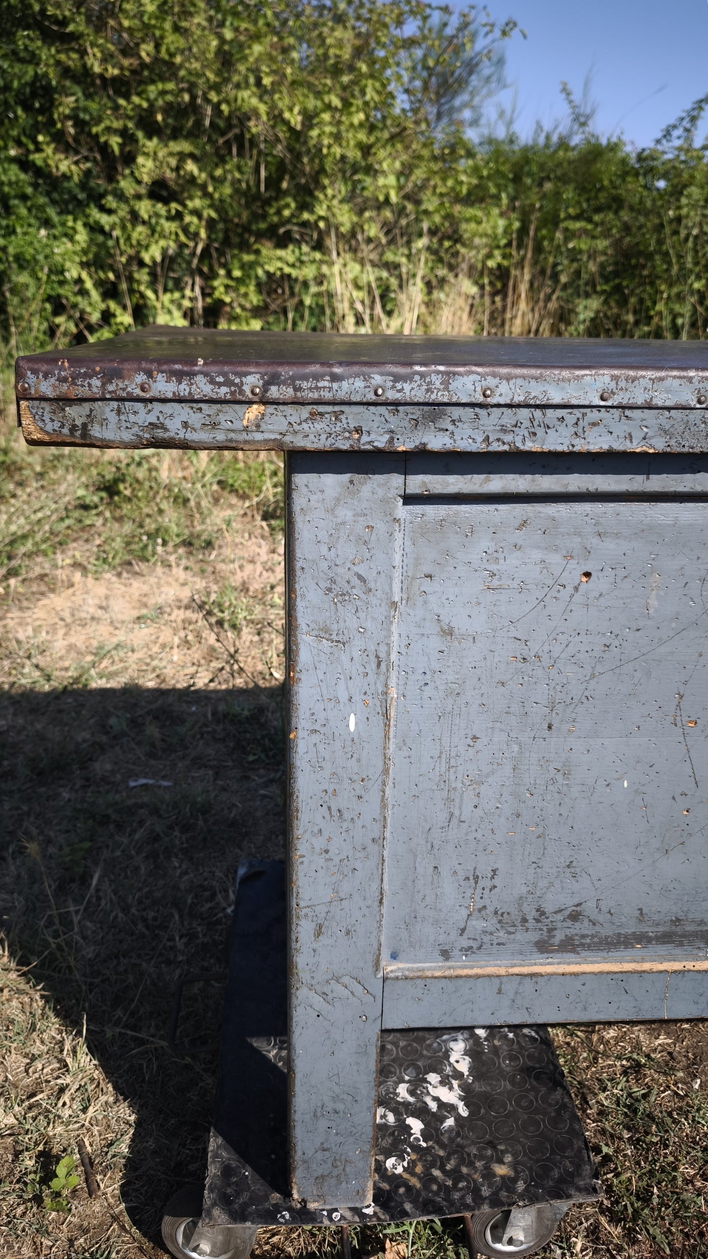 Bancone industriale vintage in legno con piano rivestito in ferro con 12 cassetti
