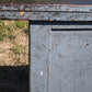 Bancone industriale vintage in legno con piano rivestito in ferro con 12 cassetti