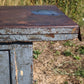 Bancone industriale vintage in legno con piano rivestito in ferro con 12 cassetti
