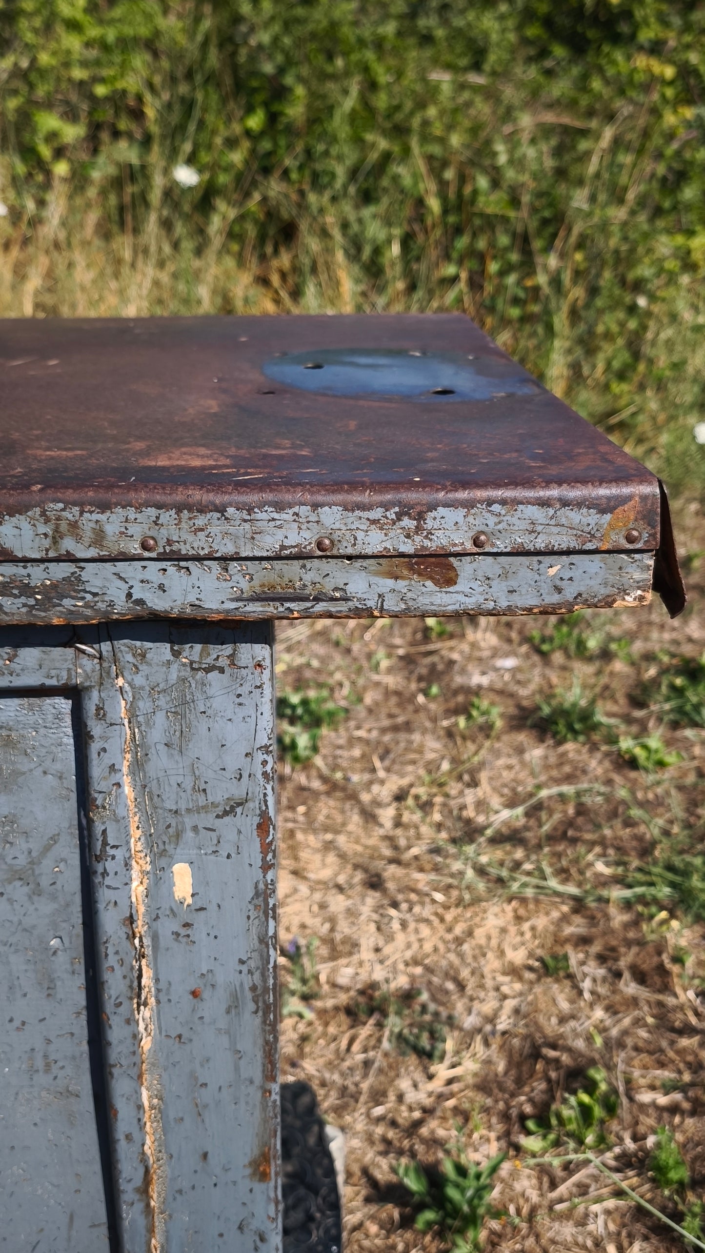 Bancone industriale vintage in legno con piano rivestito in ferro con 12 cassetti