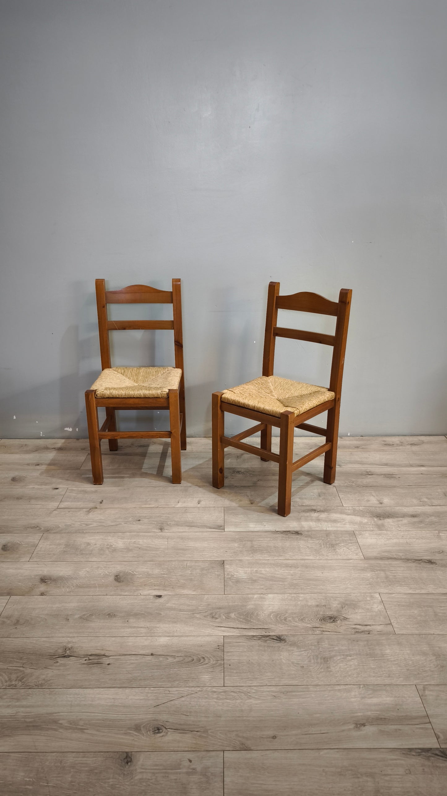 92555 Sedia con struttura in legno e seduta in paglia