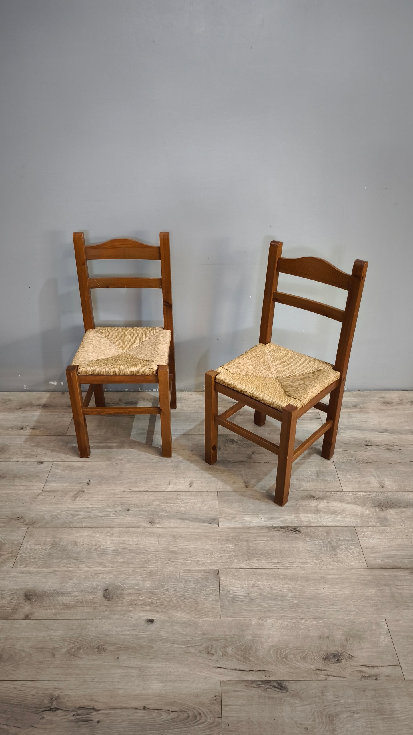 92555 Sedia con struttura in legno e seduta in paglia