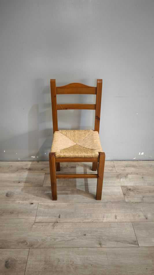 92555 Sedia con struttura in legno e seduta in paglia