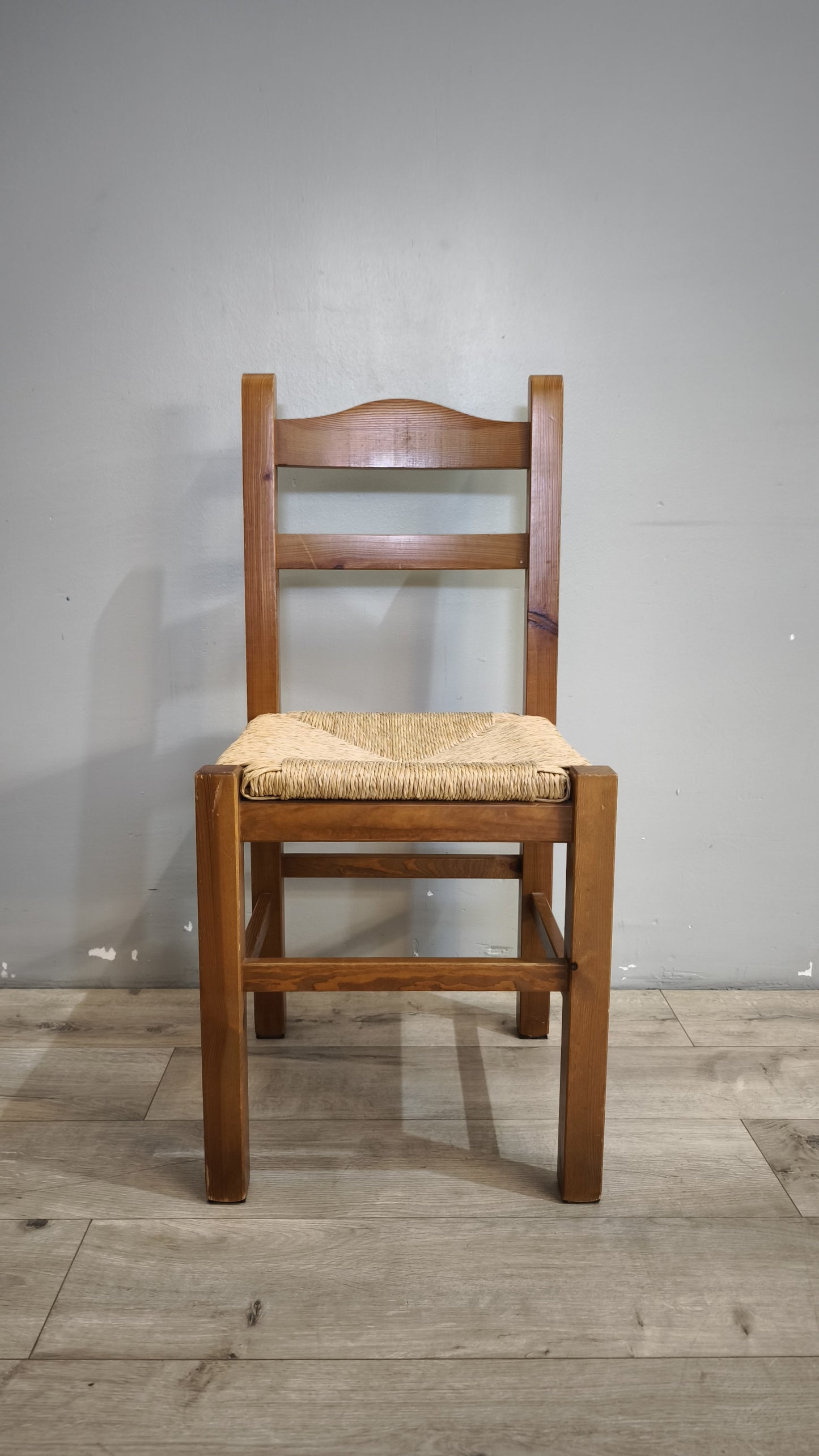 92555 Sedia con struttura in legno e seduta in paglia
