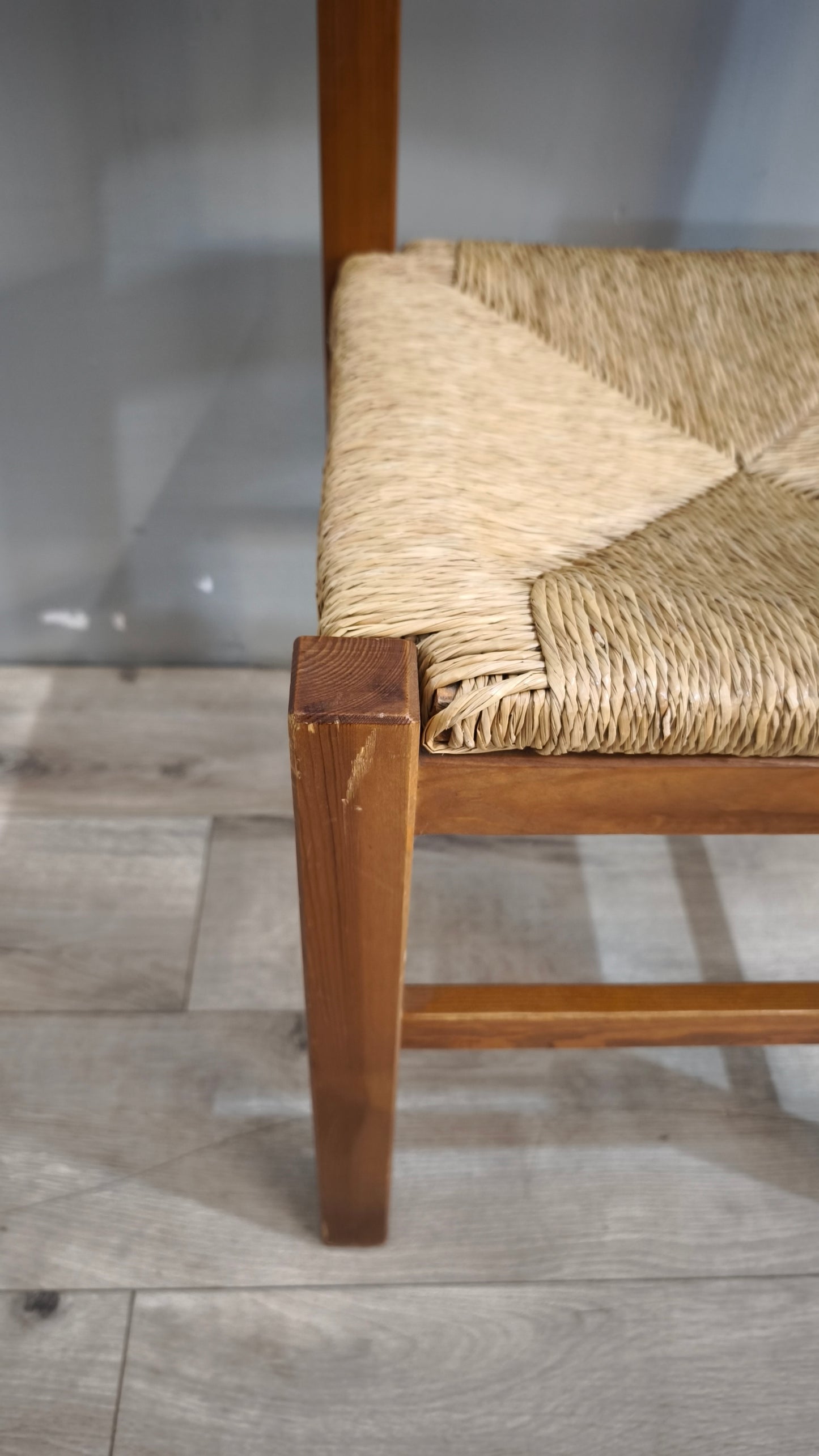 92555 Sedia con struttura in legno e seduta in paglia
