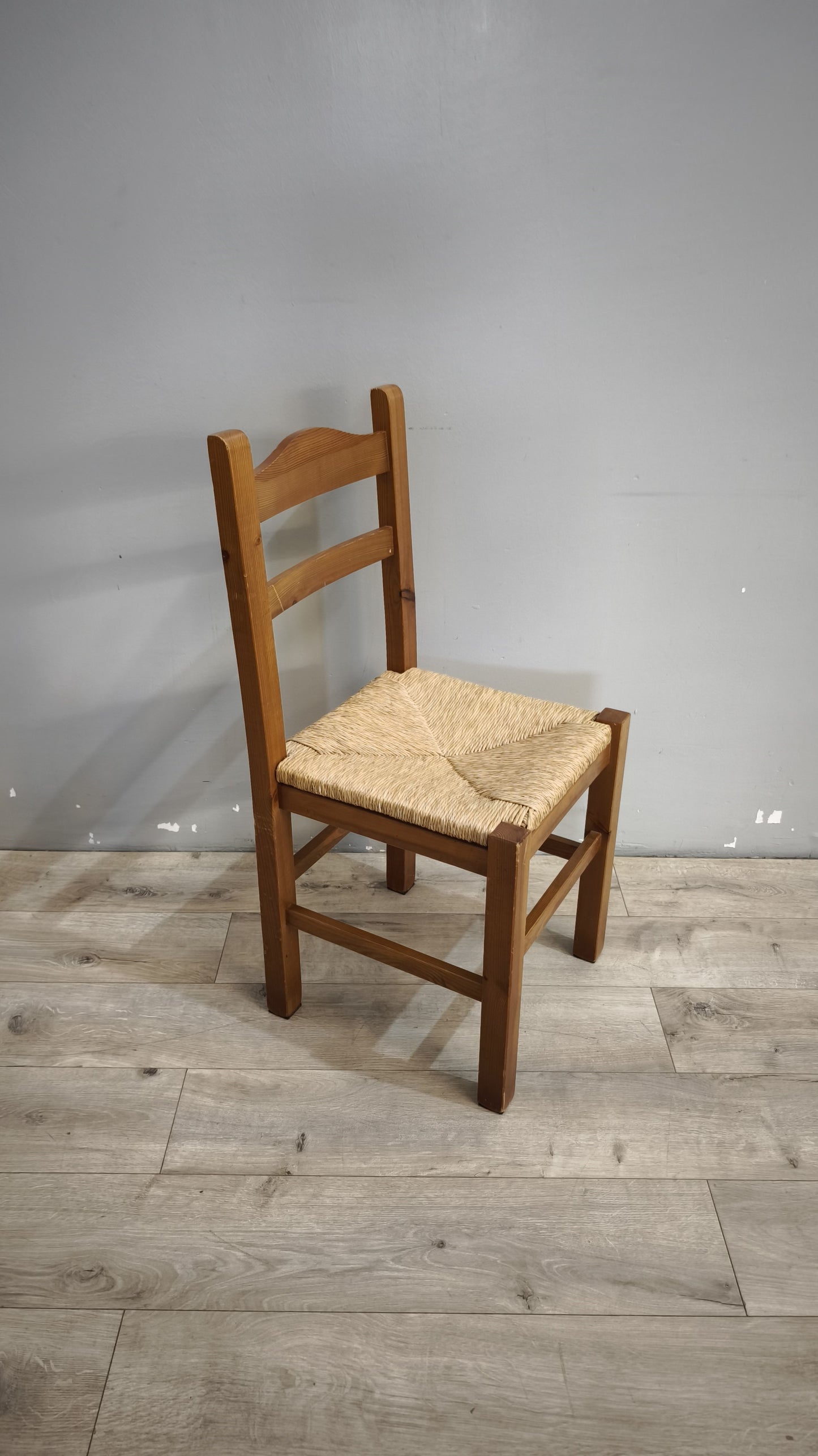 92555 Sedia con struttura in legno e seduta in paglia