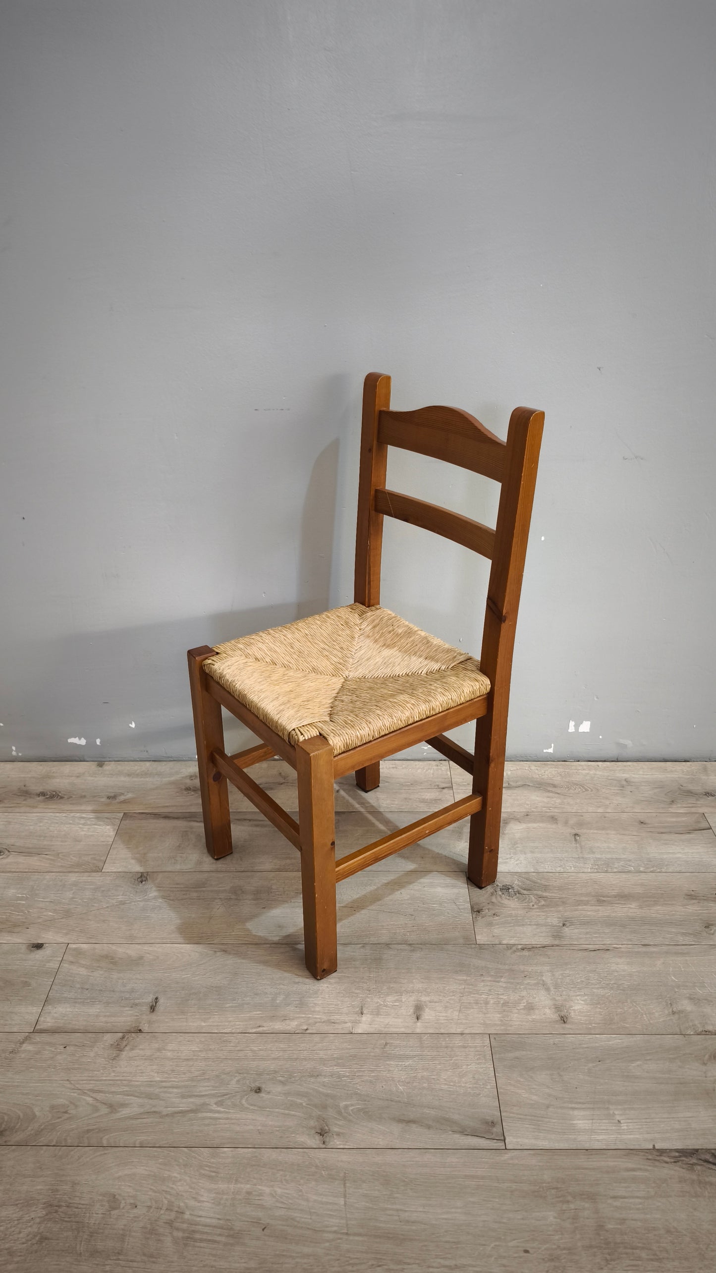 92555 Sedia con struttura in legno e seduta in paglia