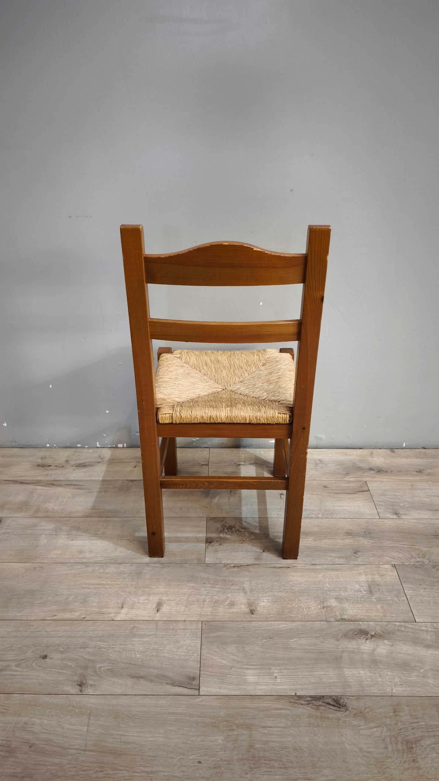 92555 Sedia con struttura in legno e seduta in paglia