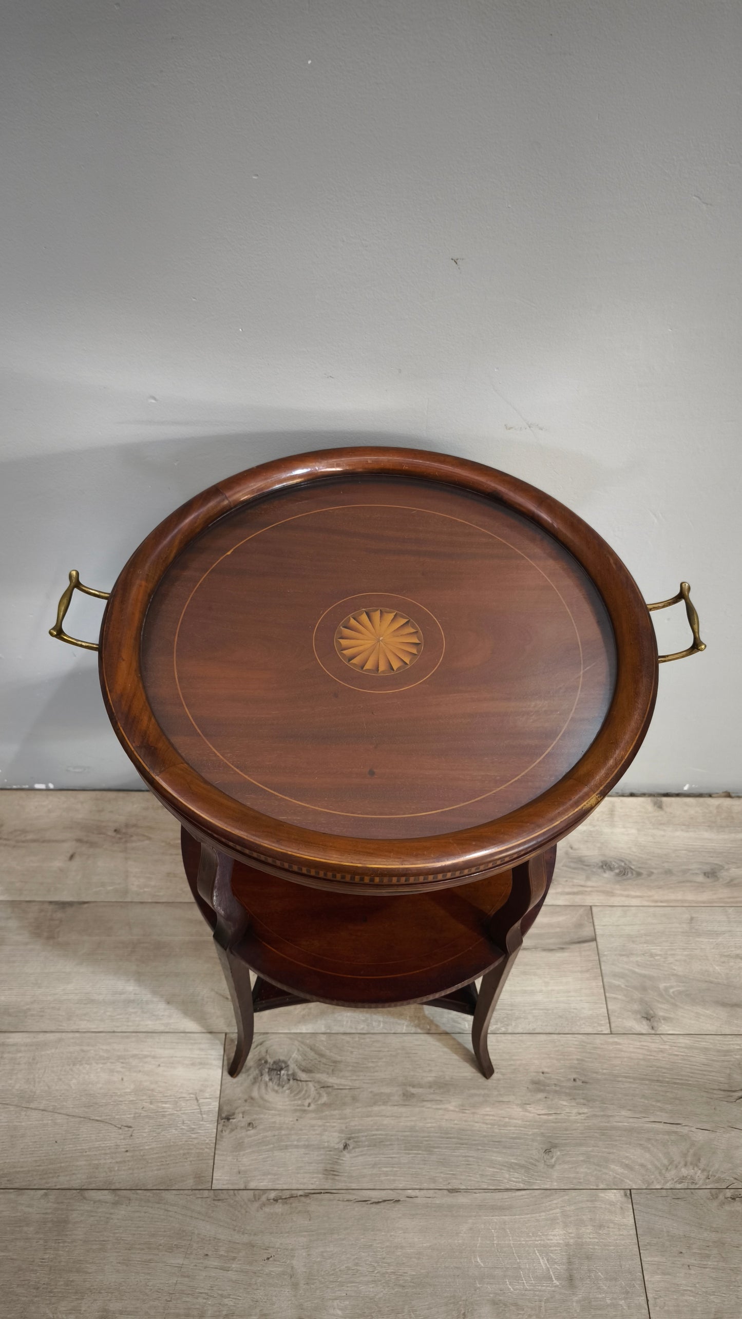92556 Tavolino rotondo in legno con vassoio
