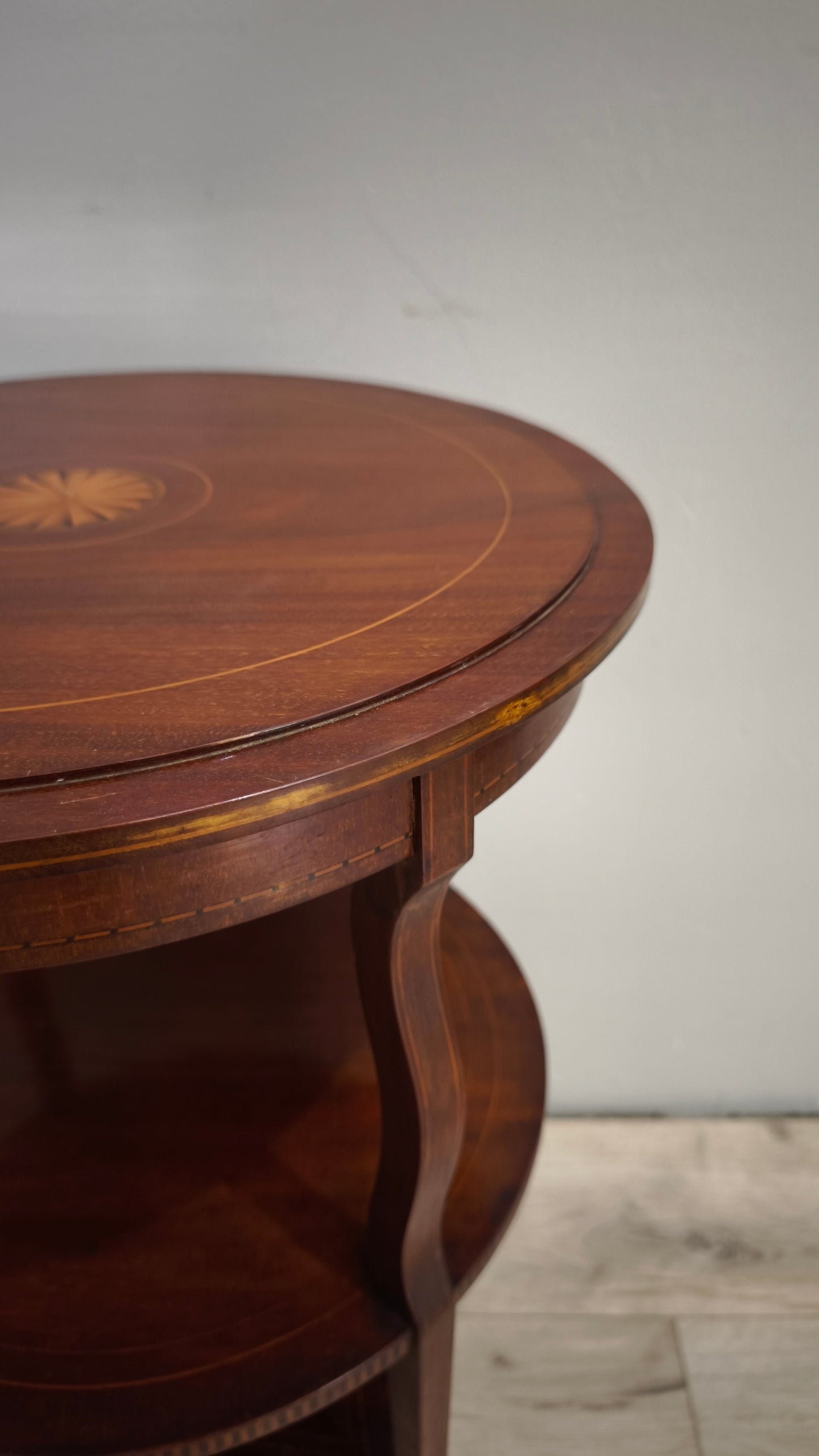 92556 Tavolino rotondo in legno con vassoio