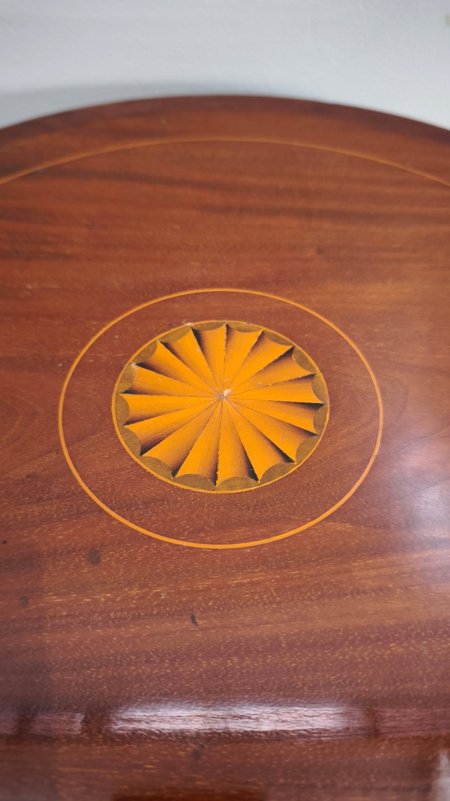 92556 Tavolino rotondo in legno con vassoio