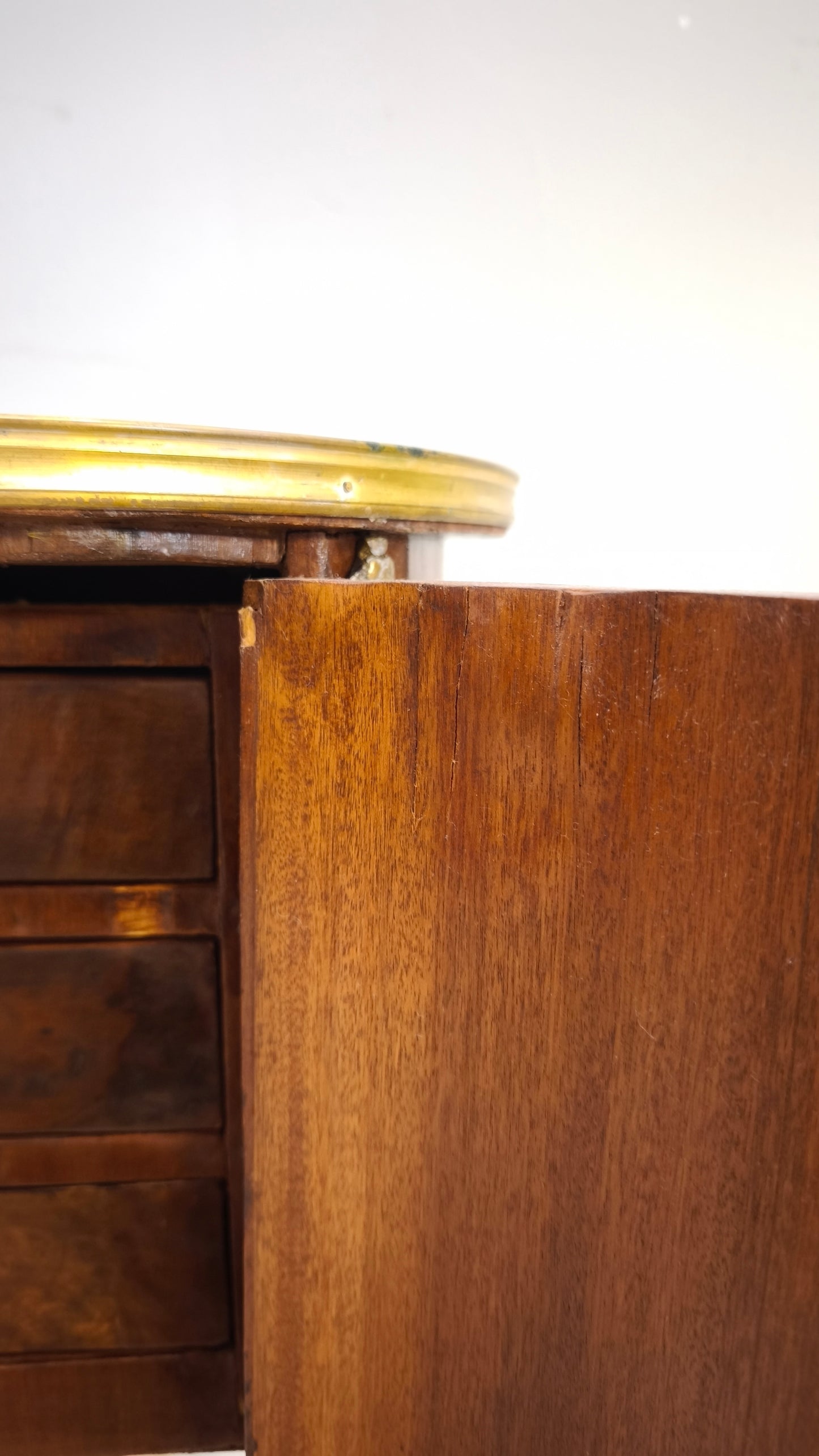 92558 Comodino con sportello e cassetti interni