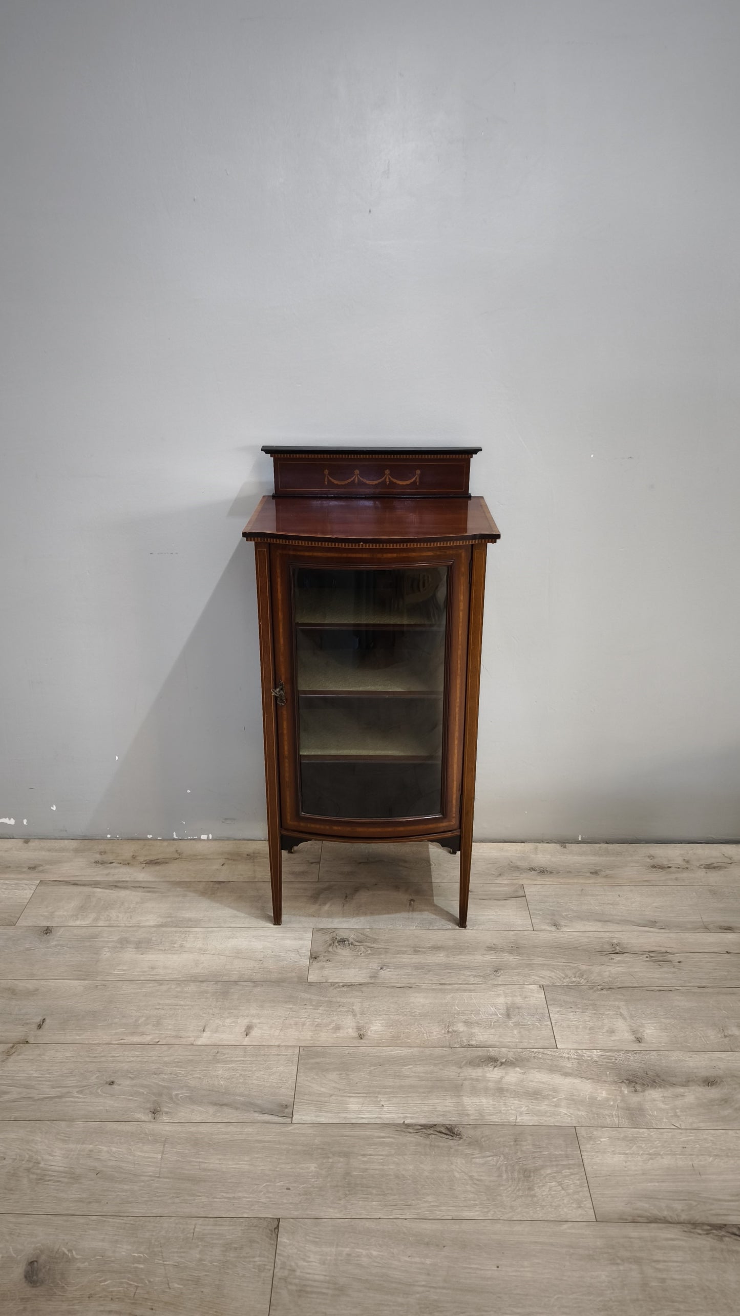 92557 Vetrinetta in legno con sportello bombato
