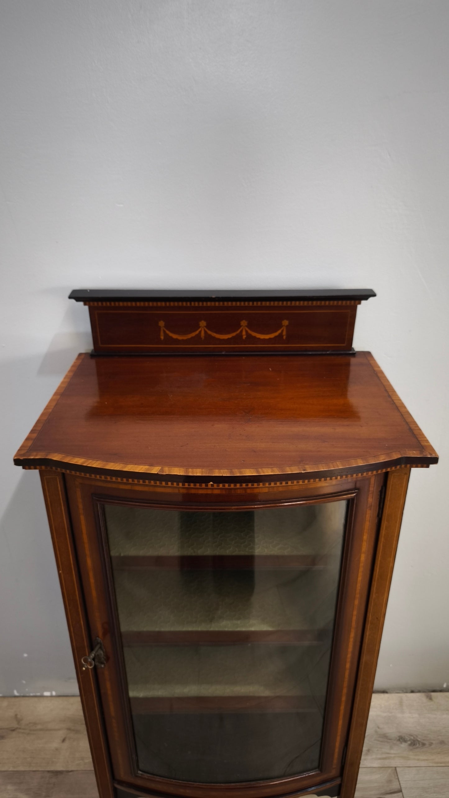 92557 Vetrinetta in legno con sportello bombato
