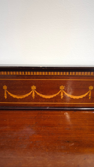 92557 Vetrinetta in legno con sportello bombato