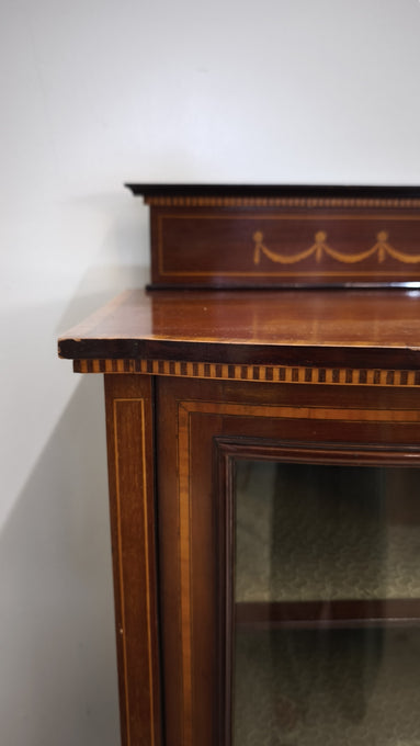 92557 Vetrinetta in legno con sportello bombato